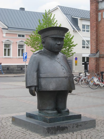 Oulu Polizist am Marktplatz